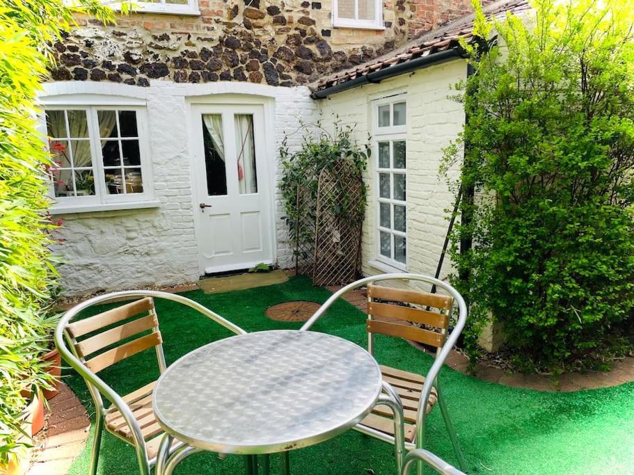 The Beehive, Ground Floor Apartment In Norfolk, No Shared Amenities Downham Market Eksteriør billede