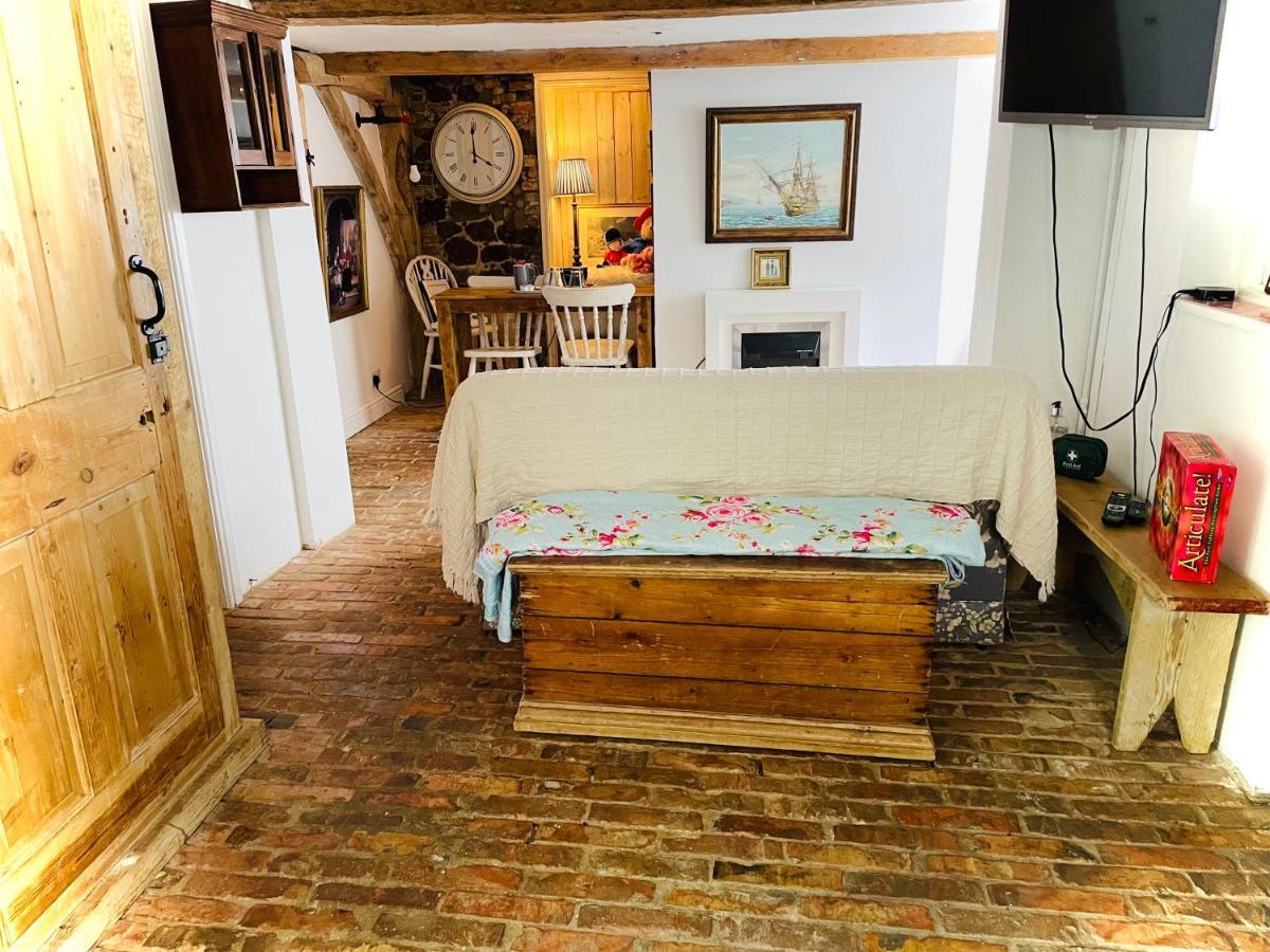 The Beehive, Ground Floor Apartment In Norfolk, No Shared Amenities Downham Market Eksteriør billede